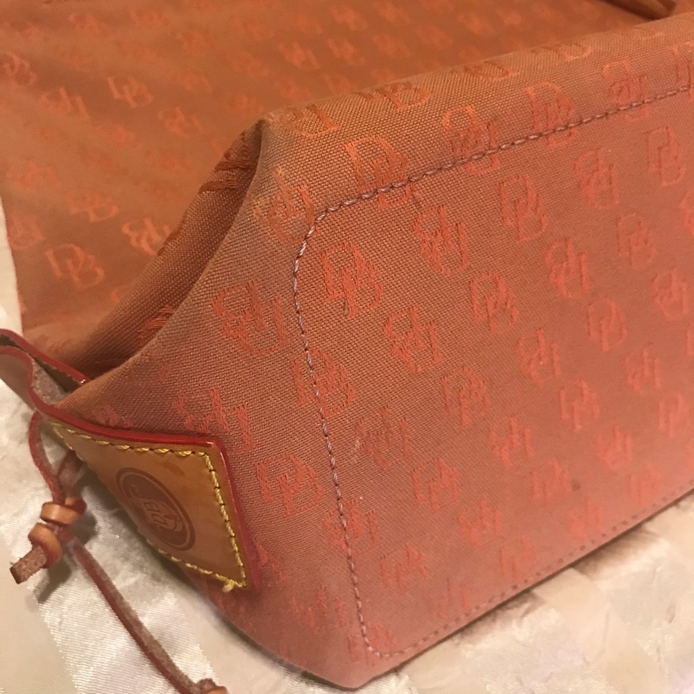 🎉 SALE! Dooney & Bourke Signature Print Large Peach Snap Tote - Picture 4 of 11